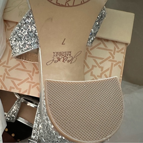 Jewel
BADGLEY MISCHKA
Cook Metallic Glitter Heels Formal Shoes size 7.5 7 1/2 - Picture 12 of 12